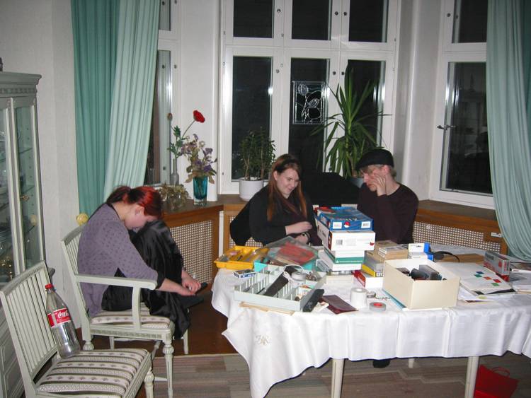 Tytöt hengailevat viereisessä huoneessa