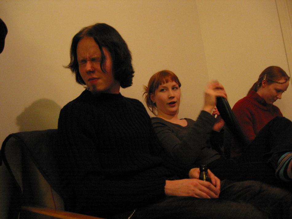   duidro nappaa lötkön käsiinsä ja läpsii sillä Rikkeä